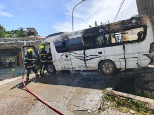 Respon Cepat Damkarmatan Kukar Selamatkan Lokasi Kebakaran Minibus di Jalan Sangkulirang