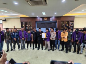 Mahasiswa BEM Unikarta Gelar Aksi Demo Tolak Wacana Pilkada Lewat DPRD
