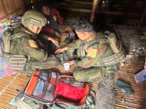 Aksi Kemanusiaan di Pedalaman, Prajurit Yonif 613/Raja Alam Bantu Warga Luka Kaki