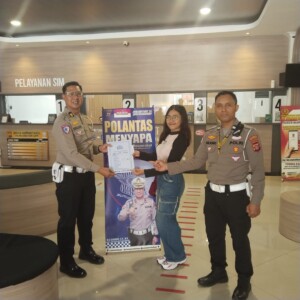 Dekat dengan Masyarakat, Polantas Menyapa Beri Edukasi Lalu Lintas di Satpas SIM
