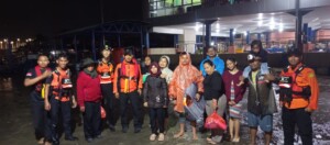 Tim SAR Balikpapan Evakuasi 12 Pemancing yang Terjebak Cuaca Buruk di Lamaru