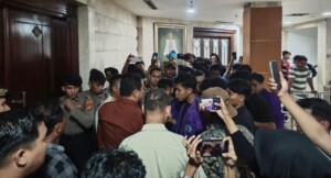 Aksi Aliansi Unikarta Menggugat Memanas, Massa Cari Bupati ke Dalam Kantor