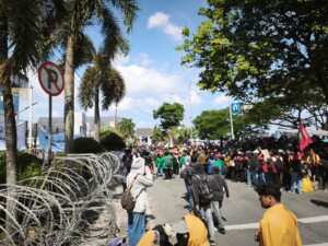 Massa Bergerak ke Kantor Gubernur, Tuntut Komitmen Nyata Pemprov