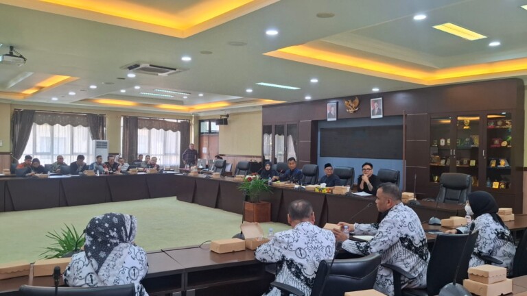 PGRI Kawal Insentif Guru Honorer, RDP Digelar di Banmus DPRD Kukar