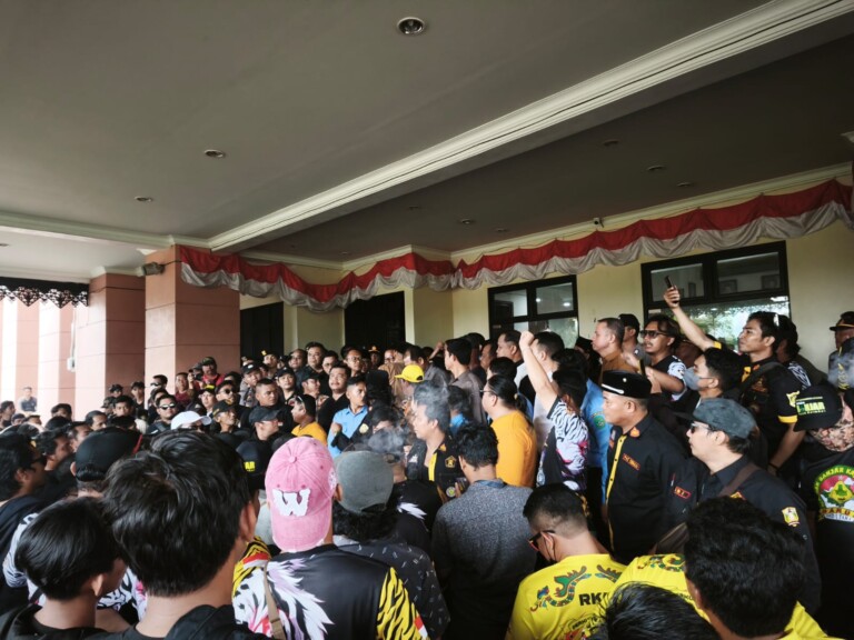 Aksi Damai Pasca DPRD Kukar Fasilitasi Ormas Luar Berujung Ricuh, Ketua Dewan Diminta Mundur