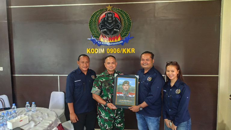 FOTO- Pengurus PWI Kutai Kartanegara memberikan cinderamata kepada Dandim 0906-Kukar Letkol Arm Benny Budiman sebagai simbol penguatan sinergi usai audiensi, Senin (29-6-2026).