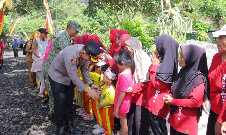 Semangat Gugur Gunung di Paliyan, Kapolres Gunungkidul Ajak Warga Jaga Kerukunan