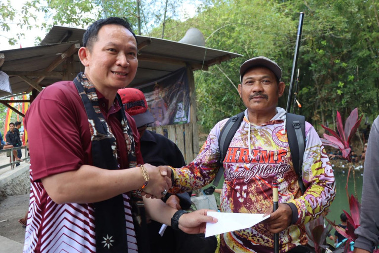 Semarak HUT Bhayangkara ke-80, Polres Gunungkidul Tebar 2 Ton Ikan dalam Mancing Bersama Warga