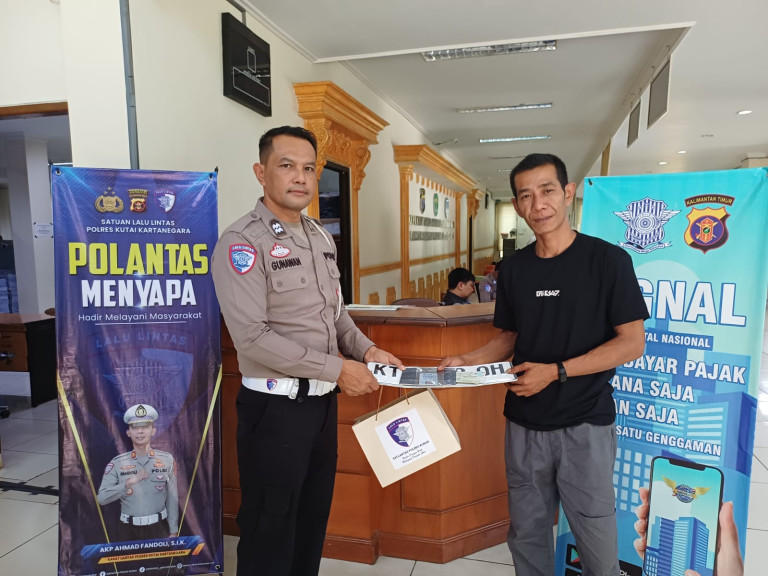 Petugas Satlantas Polres Kutai Kartanegara saat memberikan pelayanan administrasi kendaraan kepada masyarakat