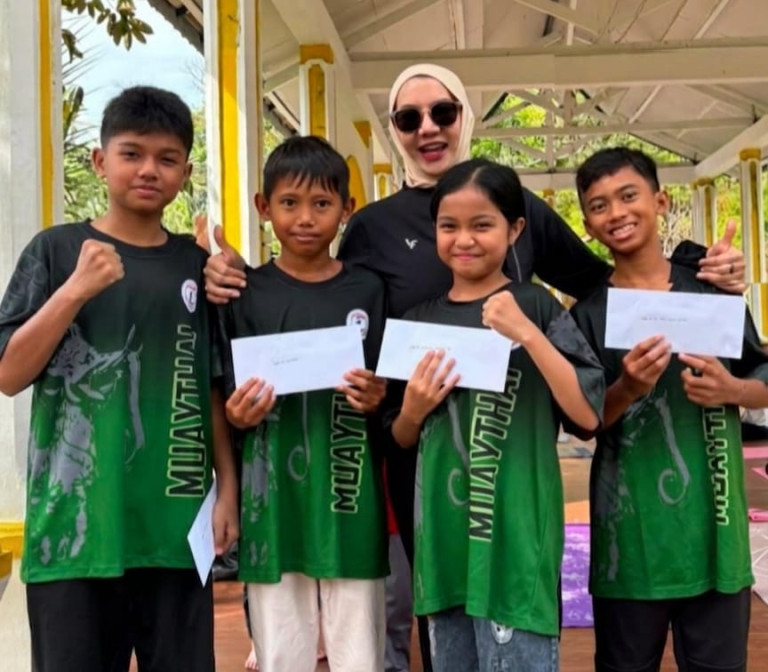 Foto; Empat atlet cilik Muaythai Kutai Kartanegara saat bertemu Rita Widyasari di Tenggarong, Minggu (12-7-2026) (Ist)